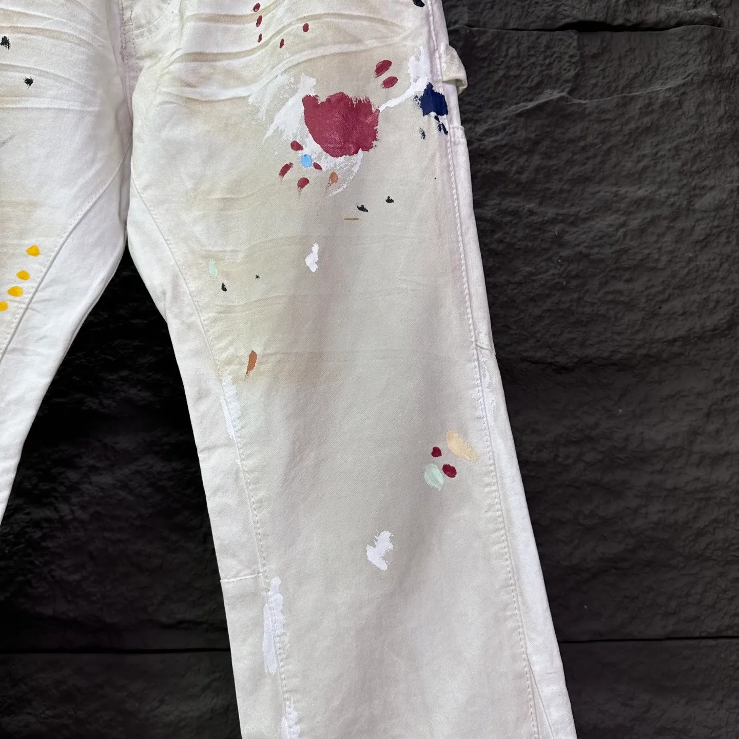 P260 GALLERY DEPT. 2025 new splash-ink hand-painted distressed couple style loose bootcut dirty jeans 🔥High version🔥High version🔥 Top ceiling quality Styles with different washed textures are very friendly to people with thin legs and thick legs. The loose version of the bootcut is very flattering. Moderate length that never goes out of style, easy to match with casually, basic styling for various styles, a must-have in the wardrobe! The fabric is stiff but also makes the upper body soft without losing texture. The washing process is even more perfect. It is a must-have item for everyone! ! ! Washed wheat, hang tag, pants label, complete with three labels, color: white, size: 28, 30, 32, 34, 36 (five sizes)